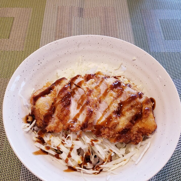 たっぷりキャベツにソースをかけて!チキンカツ丼